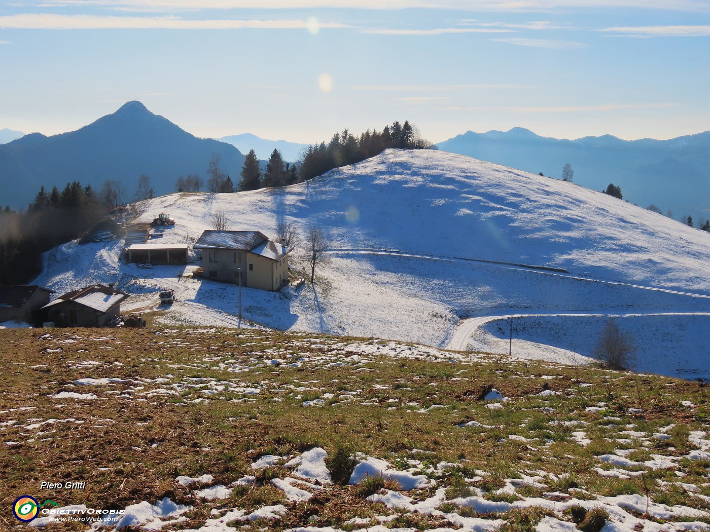 17 Salendo il pratone soprastante la cascina.JPG